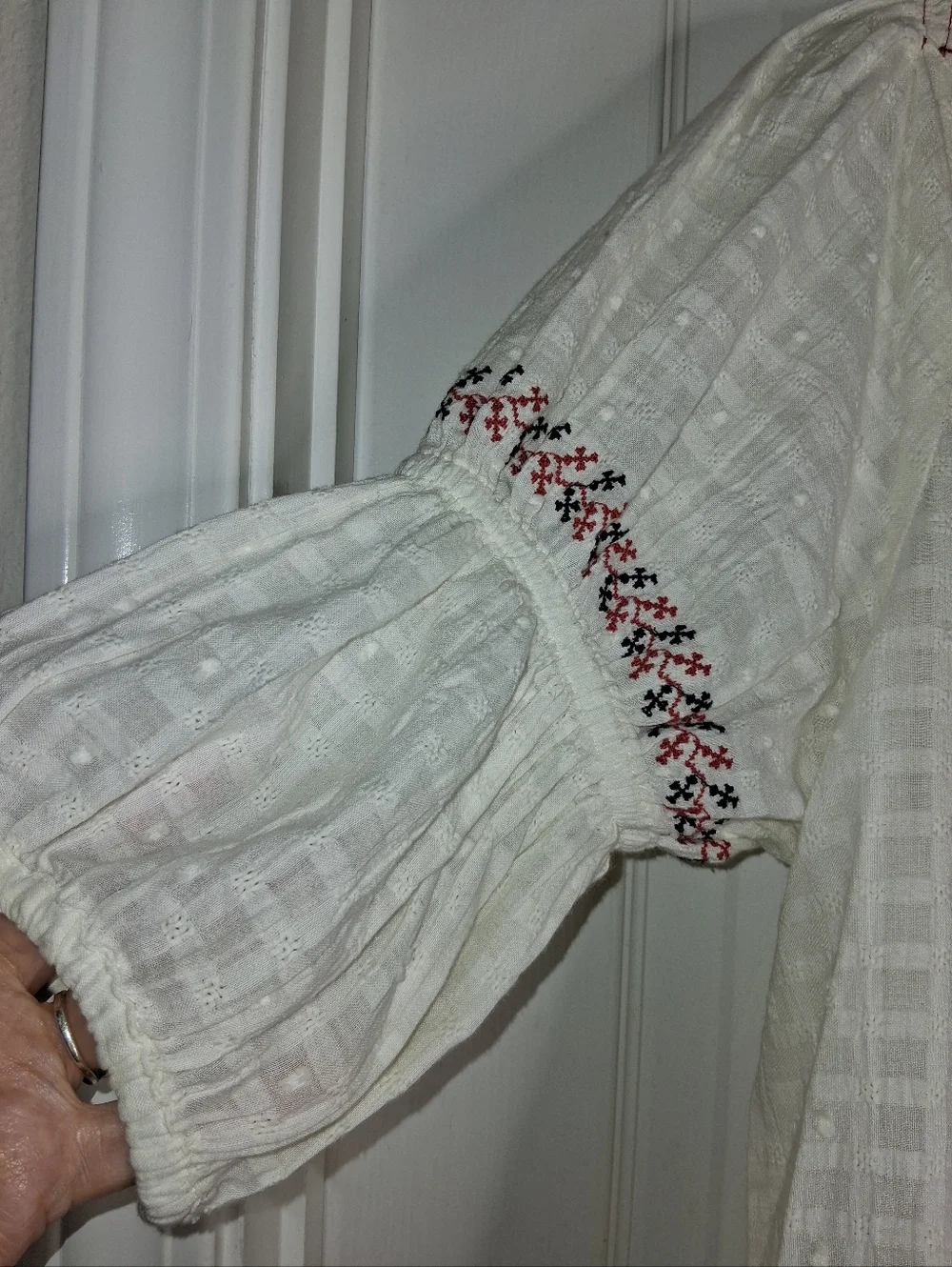 Pilcro White Button-Front Blouse with Red & Green Floral Embroidery Size Small - Picture 5 of 12